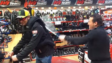 Il testent la résistance d'un gilet airbag... avec une batte de baseball