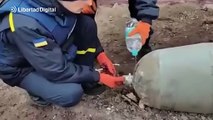 Así desactivan una enorme bomba rusa los soldados ucranianos