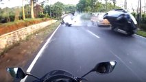 Ce motard évite le pire lors d'un crash face à une voiture !