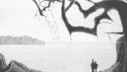 Un bébé se cache sur cette photo en noir et blanc