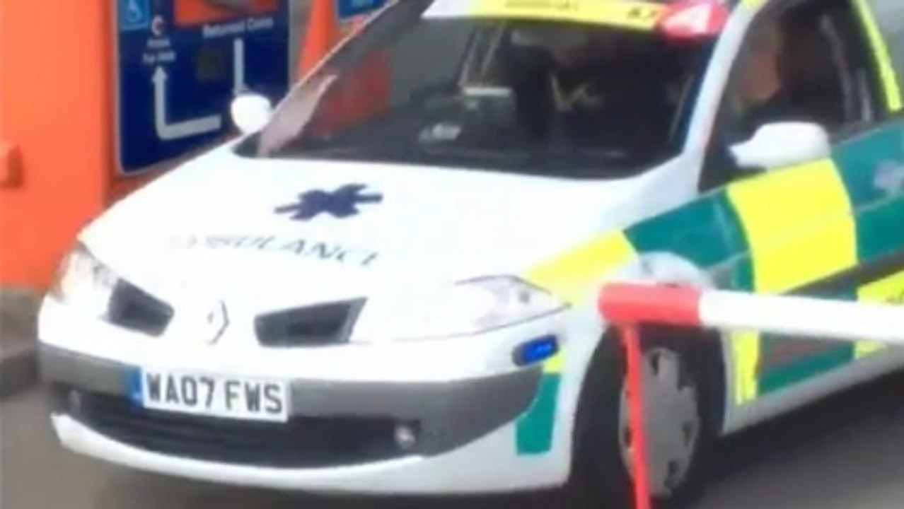 Pour éviter les bouchons, il repeint sa voiture aux couleurs d'une ambulance
