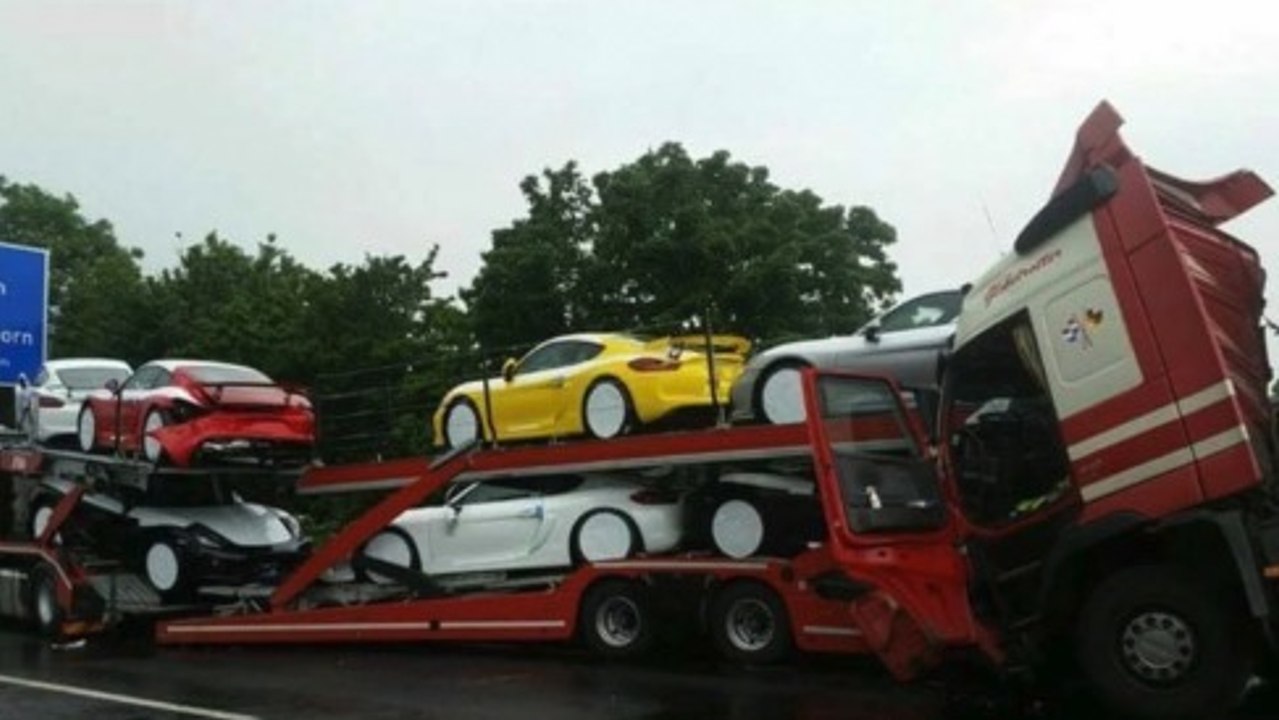 7 Porsche Cayman GT4 détruites lors d'un accident de la route
