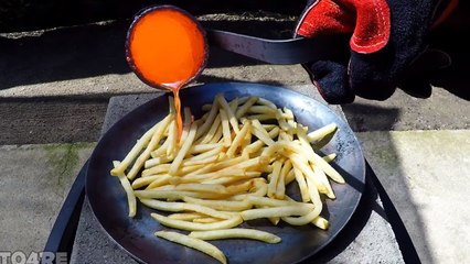 Il verse du cuivre fondu sur des frites McDonald's, le résultat est étonnant