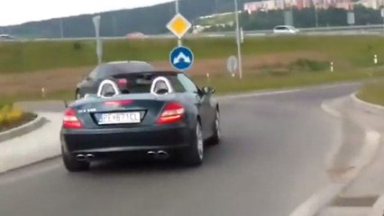 Un conducteur arrogant refuse de laisser passer une ambulance sur la route
