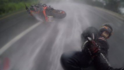 Ce motard va avoir un réflexe incroyable en plein accident