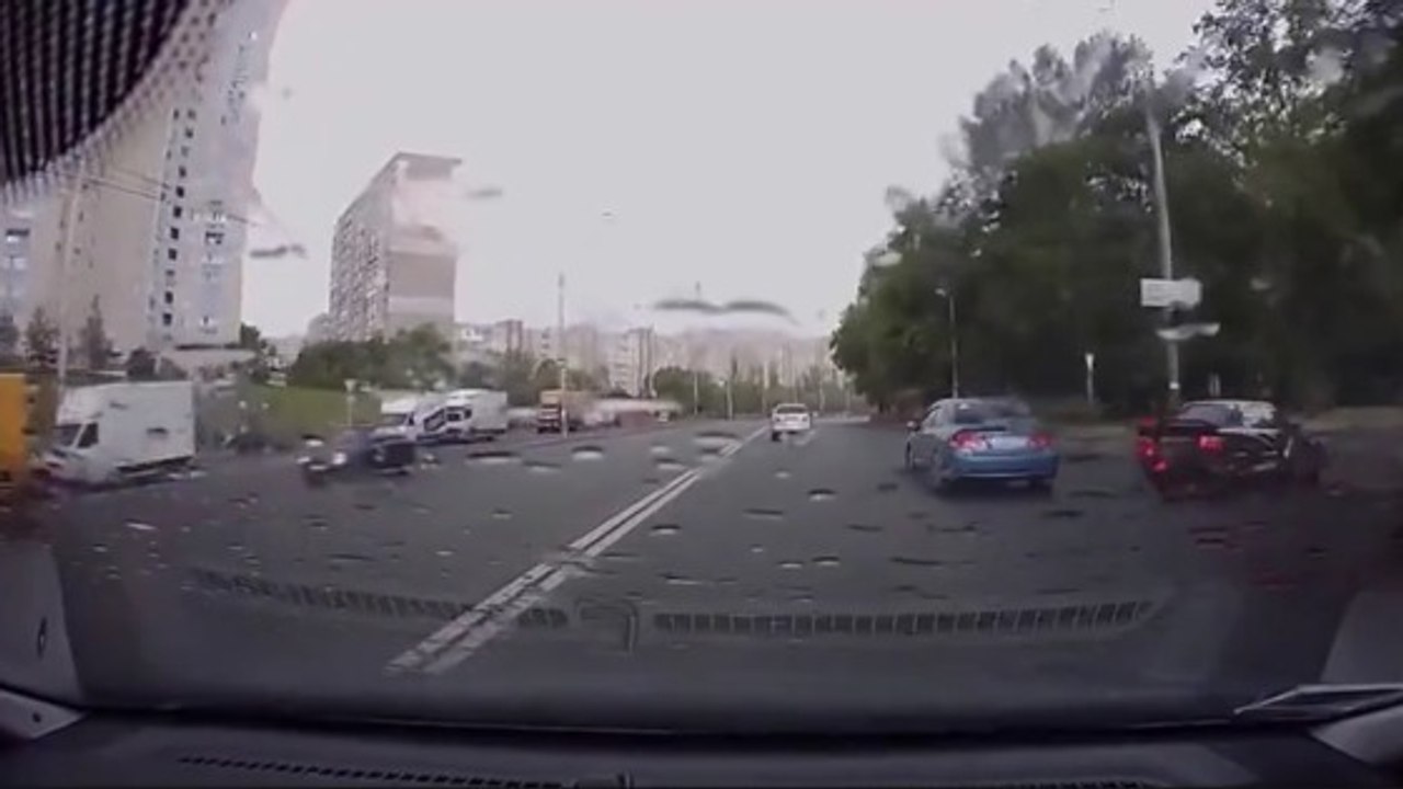 Il percute un poteau et se fait éjecter de sa voiture !