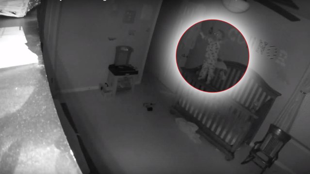 Un bébé fou se met debout sur la barrière de son lit en criant