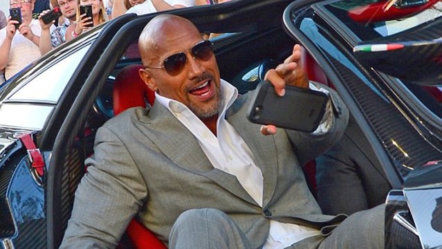 Dwayne Johnson : trop musclé, il n'arrive pas à sortir de sa voiture de sport à l'avant-première de 'Ballers'