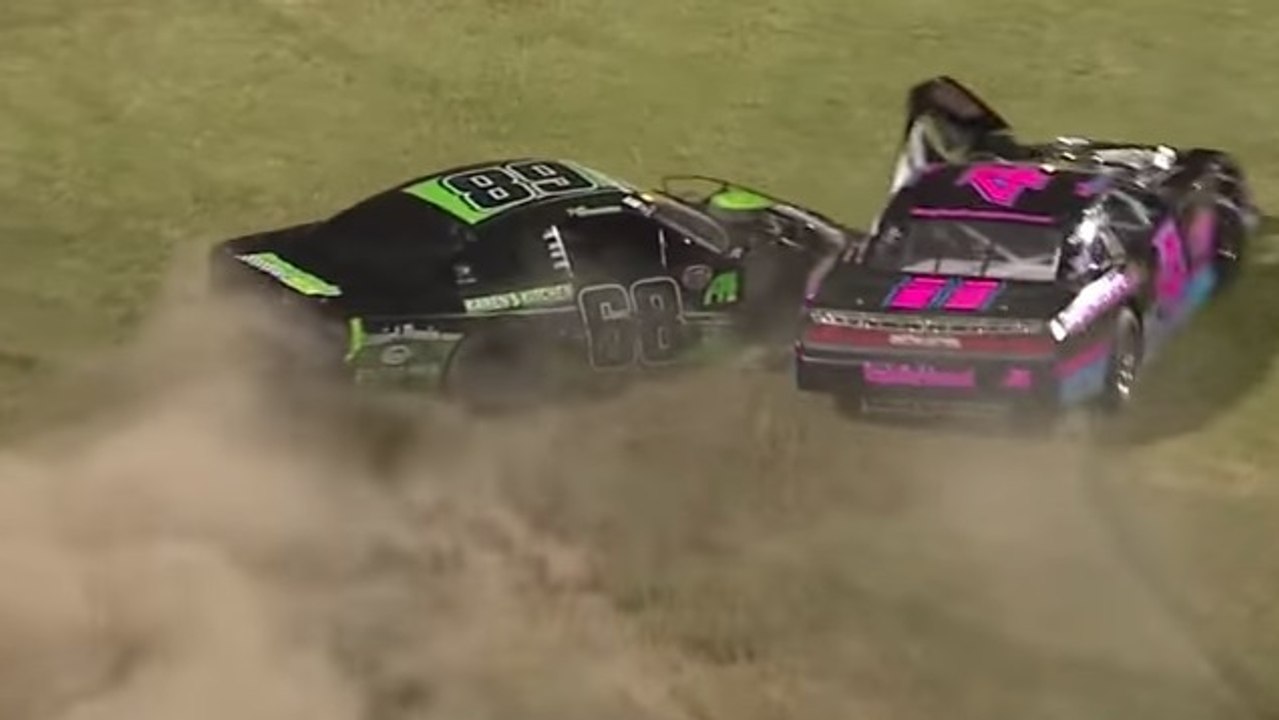 Il démolit la voiture de son adversaire en pleine course de NASCAR !