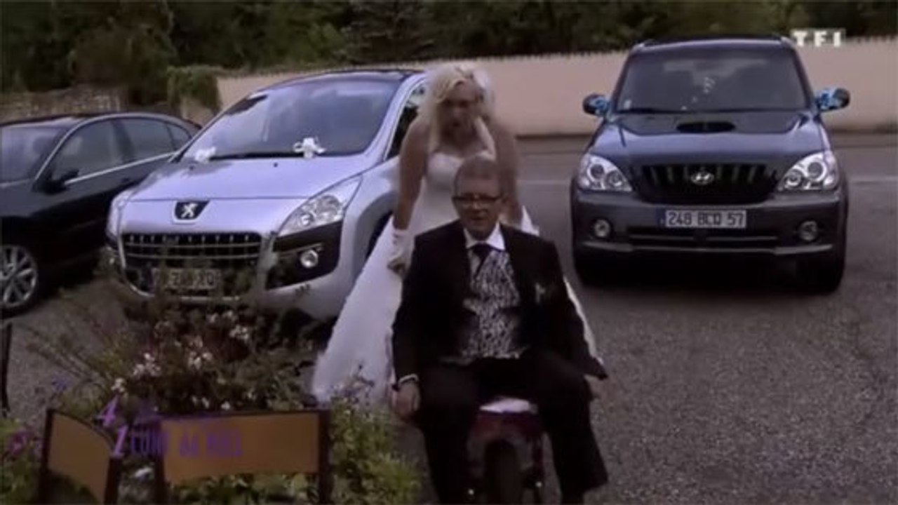 Quatre mariages pour une lune de miel : l'arrivée la plus ridicule d'un homme à son mariage