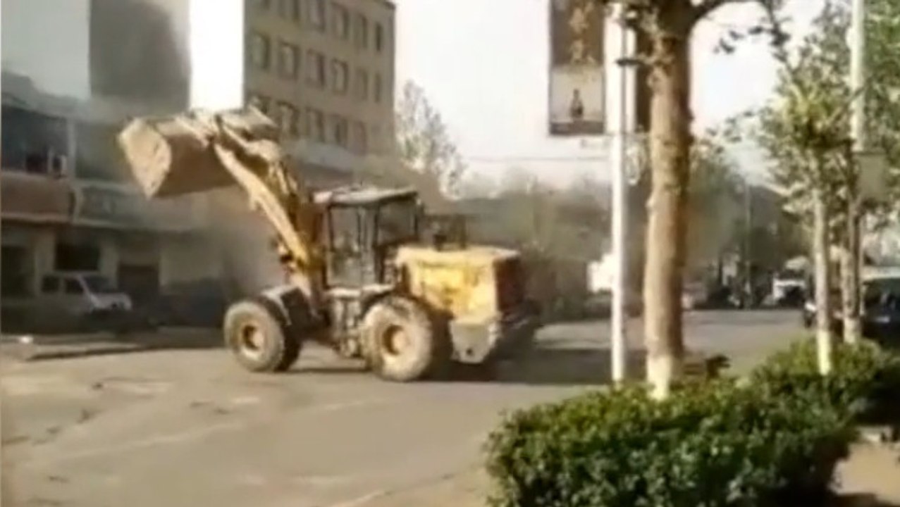 Chine : Une bagarre d'engins de chantier en pleine rue