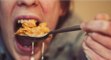 La misophonie : on sait enfin pourquoi entendre des gens manger vous énerve à ce point