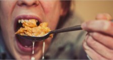 La misophonie : on sait enfin pourquoi entendre des gens manger vous énerve à ce point