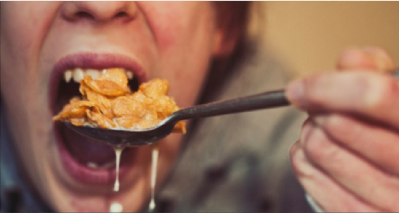 La misophonie : on sait enfin pourquoi entendre des gens manger vous énerve à ce point