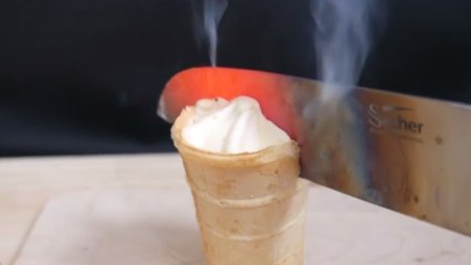 Il découpe des objets avec une lame de couteau chauffée aux chalumeaux