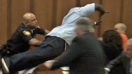 Il attaque l'assassin de sa fille en plein tribunal