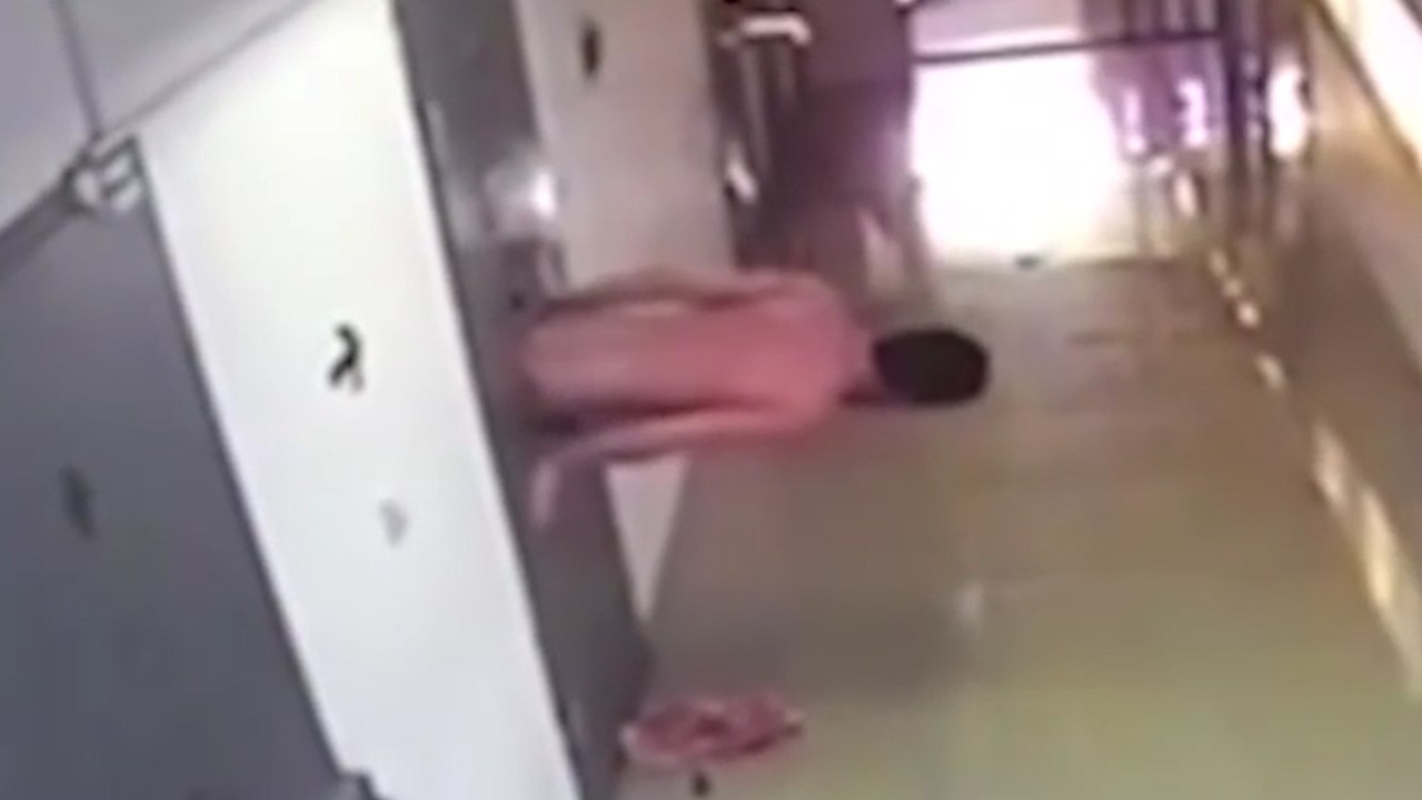 Un prisonnier russe parvient à s'échapper de sa cellule par la trappe de la porte