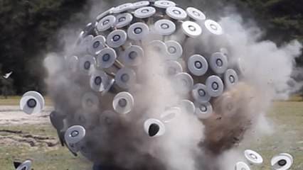 La création de Massoud Hassani, l'oeuvre d'art qui détruit aussi des mines antipersonnelles