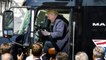 Donald Trump : à bord d'un camion, le président américain s'amuse comme un enfant