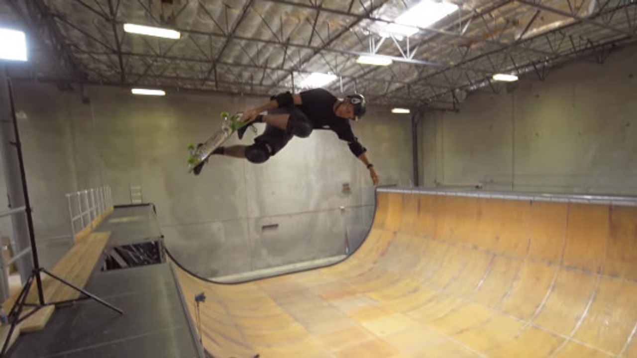 Tony Hawk fait un 900 degrés en skate à 48 ans !