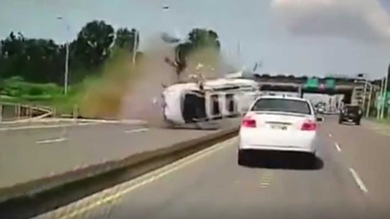 Lors d'un accident, il est éjecté de sa voiture