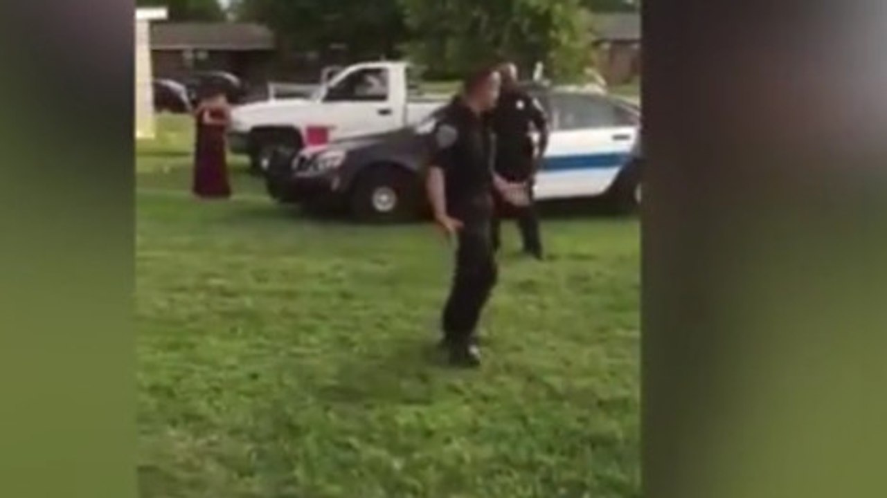 Ce policier américain fait une drôle d'apparition à un barbecue...