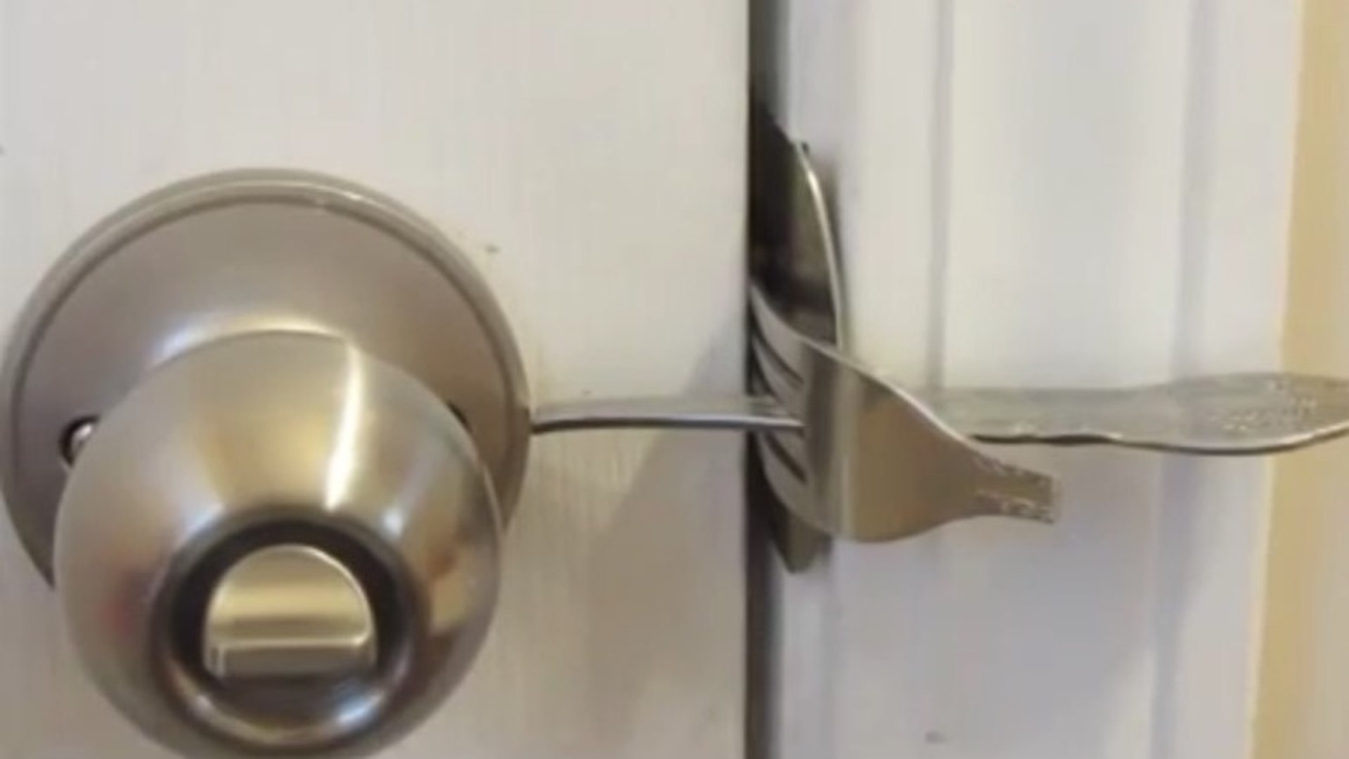 Comment bloquer une porte sans clé ? - Vidéo Dailymotion