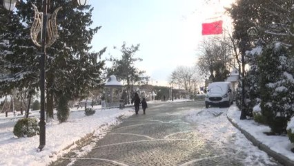 Çamlıca tepesine gelen vatandaşlar karın keyfini çıkardı