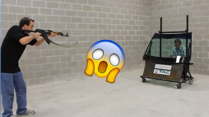 Ils testent l'efficacité de leurs vitres blindées avec un AK-47