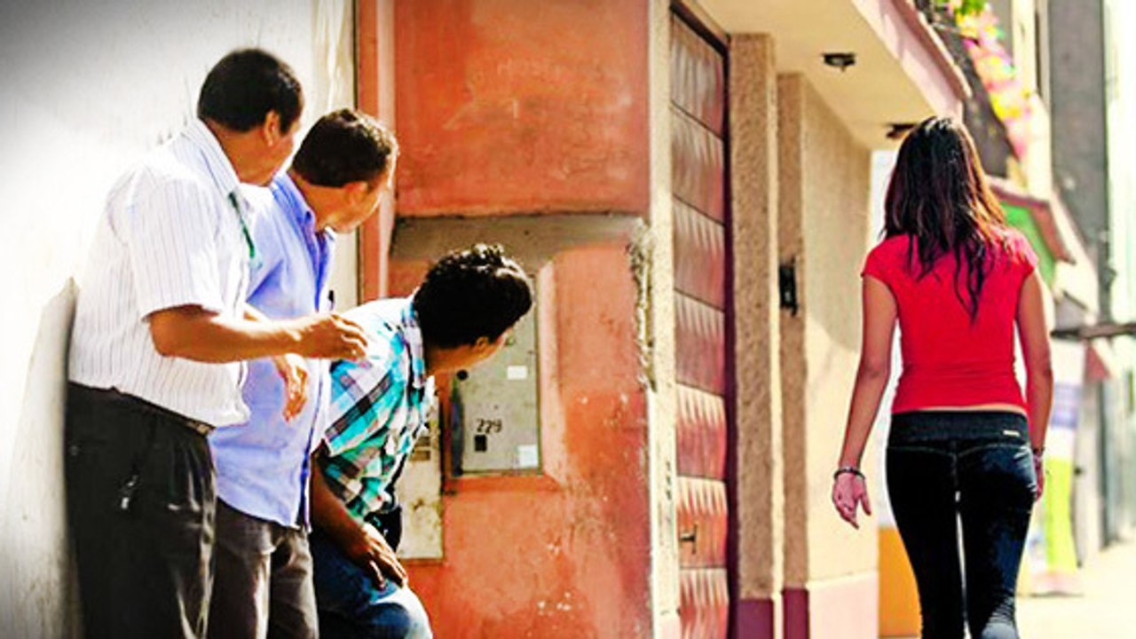 Ils sifflent sans le savoir leur mère dans la rue, découvrez leur réaction