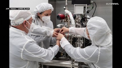 شاهد: ناسا تفتح عينة سُحبت من تربة القمر قبل نصف قرن