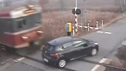 Pologne : un automobiliste traverse un passage à niveau au mauvais moment