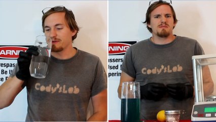 Il boit une gorgée de cyanure pour voir les effets du poison sur son corps