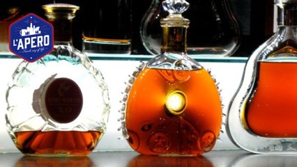 Obligée d’abandonner sa bouteille de cognac à l’aéroport elle décide de la boire cul sec