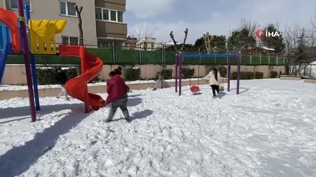Kartal'da karın keyfini çocuklar çıkardı: kartopu oynayıp kardan adam yaptılar