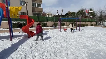 Kartal'da karın keyfini çocuklar çıkardı: kartopu oynayıp kardan adam yaptılar