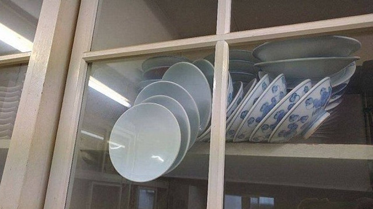 Comment ouvrir ce placard sans casser les assiettes ?