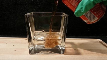 Ils testent l'effet du Coca-Cola sur les acides gastriques, et le résultat est terrifiant