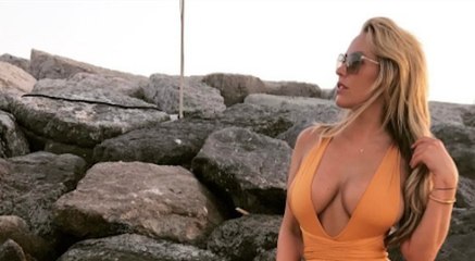 Sur instagram, Kate Wright dévoile son corps et fait face aux commentaires sur ses pieds
