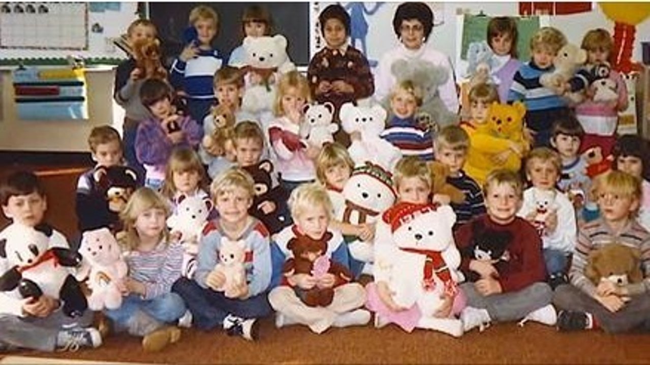 30 ans après cette photo de classe, la prof la regarde de plus près. Ce qu'elle y voit la submerge d'émotion