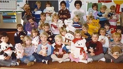 30 ans après cette photo de classe, la prof la regarde de plus près. Ce qu'elle y voit la submerge d'émotion