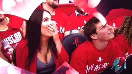 La kiss cam la plus gênante du monde : il finit brutalement dans la friendzone devant un stade plein...