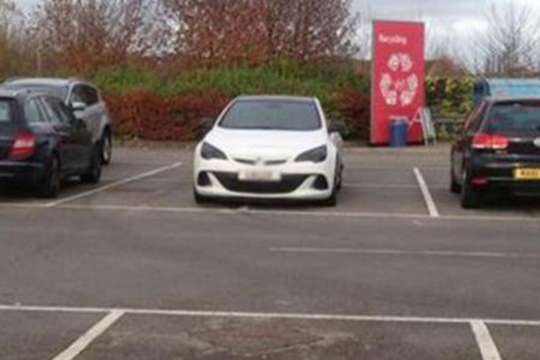 Angleterre : Luke Varley se gare systématiquement sur deux places de parking, voici pourquoi