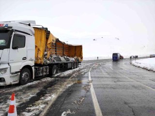 Son dakika haberleri... Yolcu otobüsüyle tır çarpıştı: 1 ölü, 3 yaralı