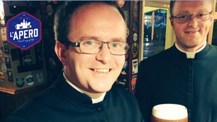 Il refuse de servir ces sept prêtres à cause de leur tenue