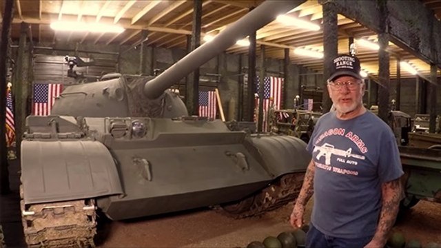 Armes : Cet homme pourrait équiper toute une armée avec son incroyable collection d'objets et d'armes militaires