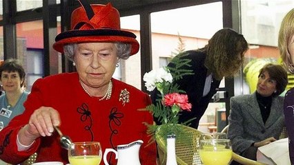 Famille Royale : voici la règle qu'il est interdit de ne pas suivre autour d'une table avec la Reine