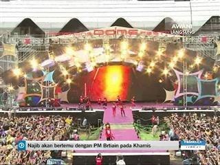 Protes, hujan bukan penghalang