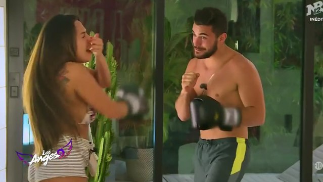 Les Anges 9 : Kim Glow se prend un coup en plein visage par Anthony Matéo