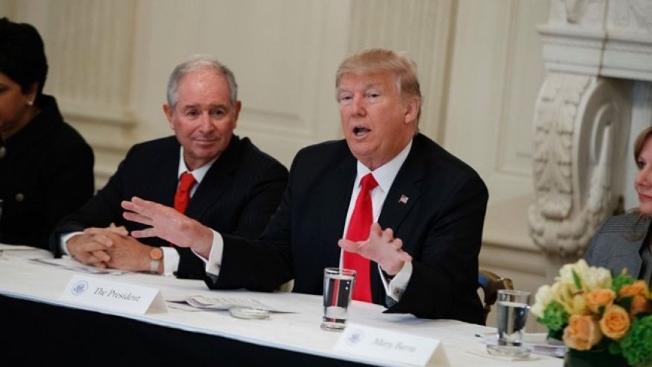 Donald Trump : l'étrange manie du président des Etats-Unis lorsqu'il est attablé